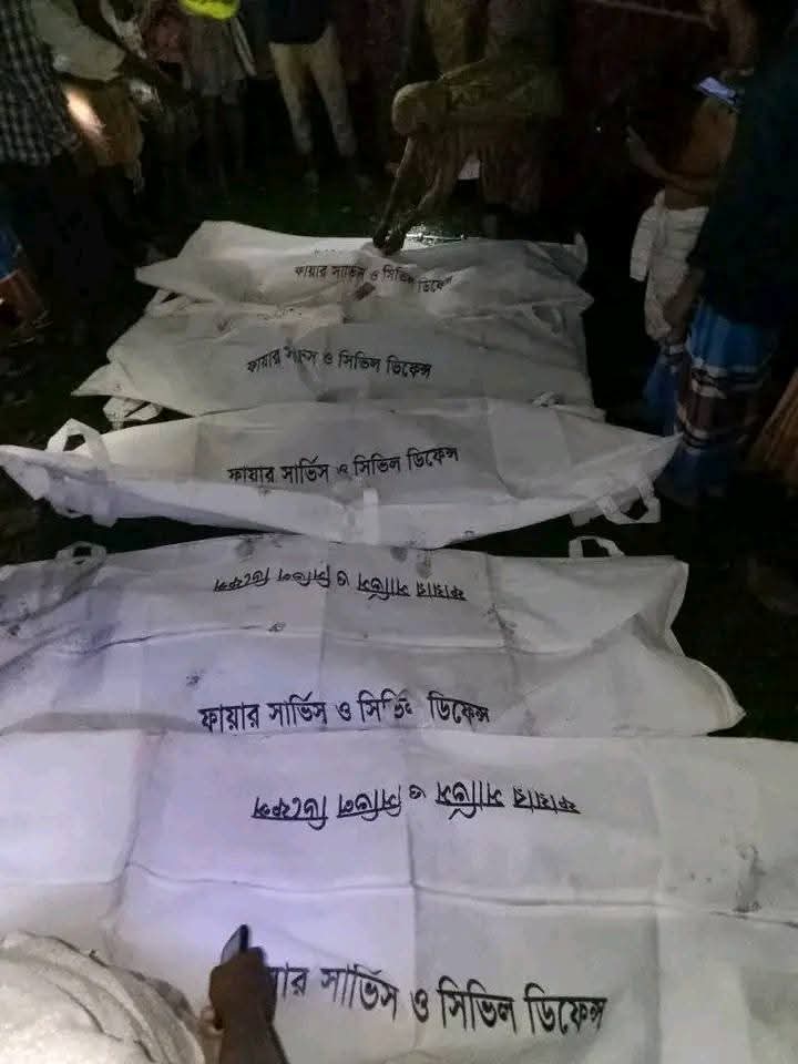 ফুলপুর দুর্ঘটনায় নিহতদের মরদেহ সড়কের পাশে রাখা হয়েছে, পাশে পুলিশ ও স্থানীয়রা